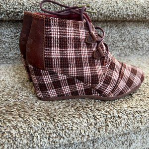 Toms Women's Plaid Burgundy/White Oxford Wedge Heels.